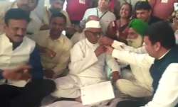 Anna Hazare ends hunger strike after meeting Maharashtra