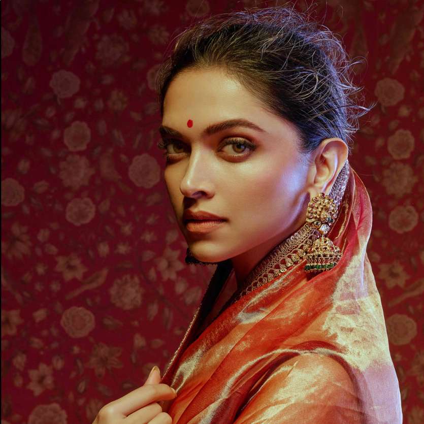 With bindi and heavy earrings, the dimpled beauty looked like a royal princess in this picture. 