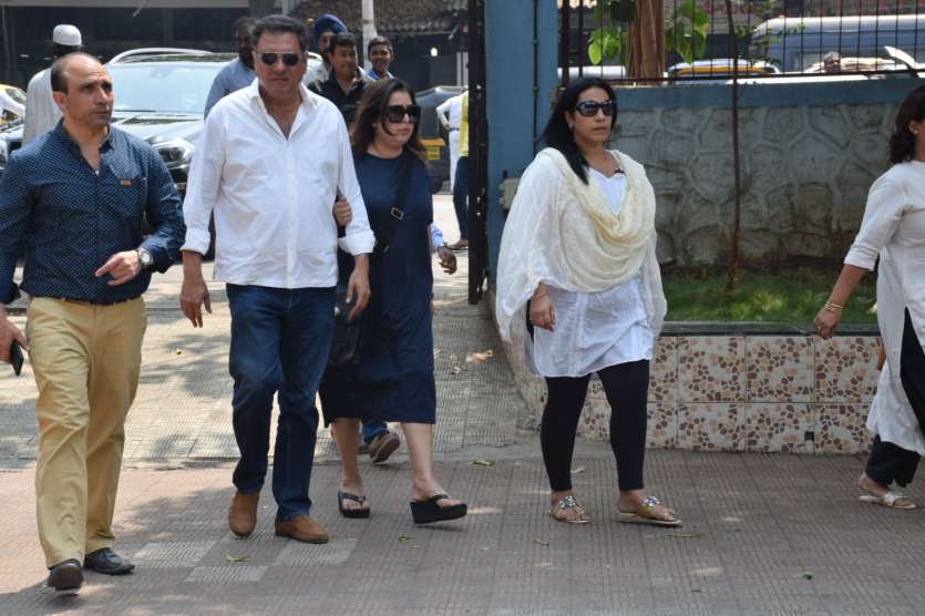 Boman Irani and Farah Khan also arrived at the funeral grounds to pay their homage to the actress. 