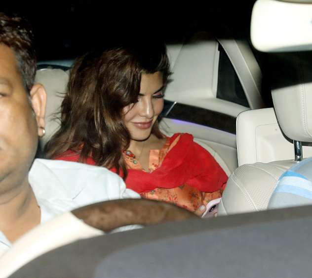   Jacqueline Fernandez was all smiles while being snapped by paparazzi.