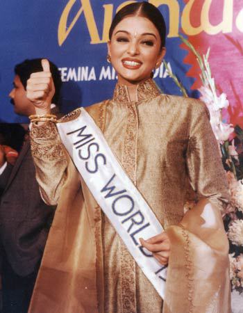 Aishwarya Rai Bachchan won Miss World 1994 pageant and then she was flooded with many Bollywood offers. She debuted in the industry with Mani Ratnam’s 1997 film Iruvar