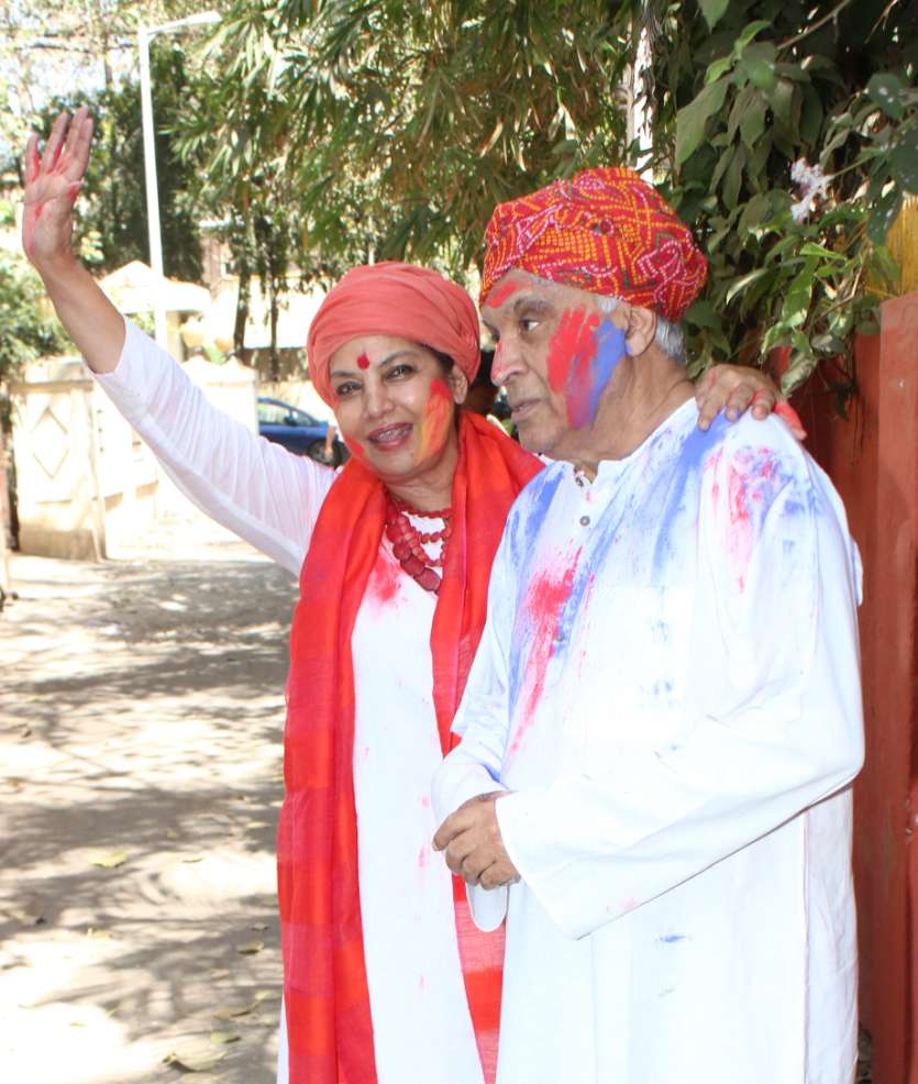 Veteran actors Shabana Azmi and Javed Akhtar were also clicked celebrating Holi together. 