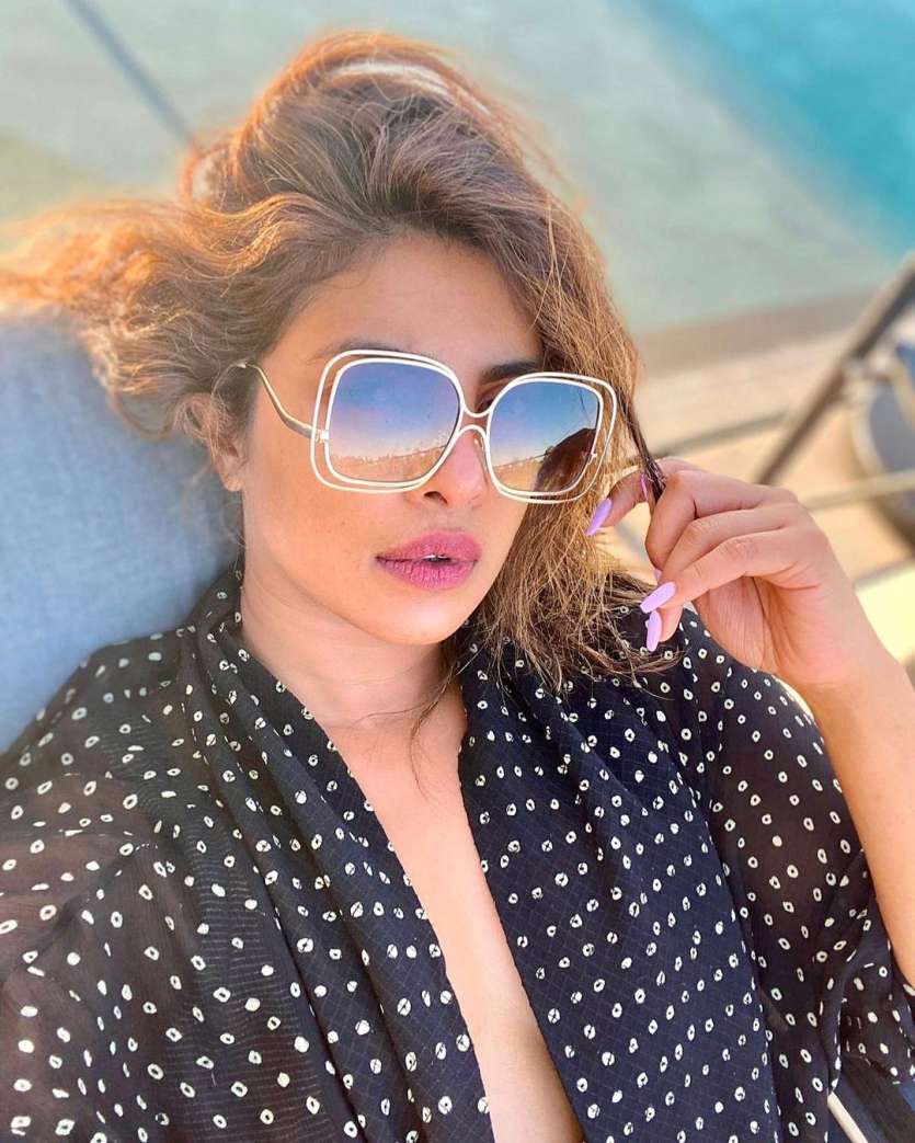 The actress opted for tinted sunnies as she clicked a gorgeous selfie. 