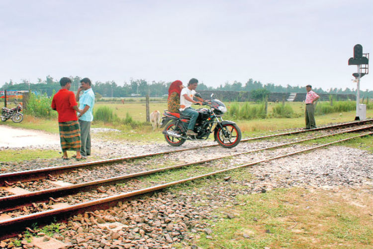 Indian Railways Plans To Eliminate All Manned Level Crossings Across Country India News India Tv